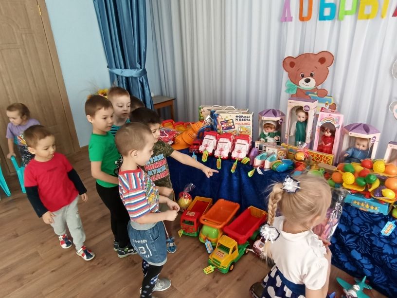 Малышей ждал сюрприз: в Кураловский детский сад привезли новые игрушки