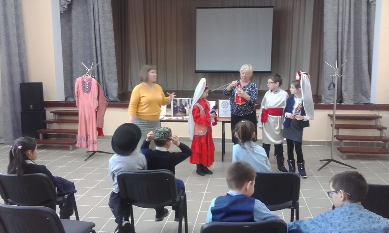 Печищинские школьники познакомились с историей национальных костюмов