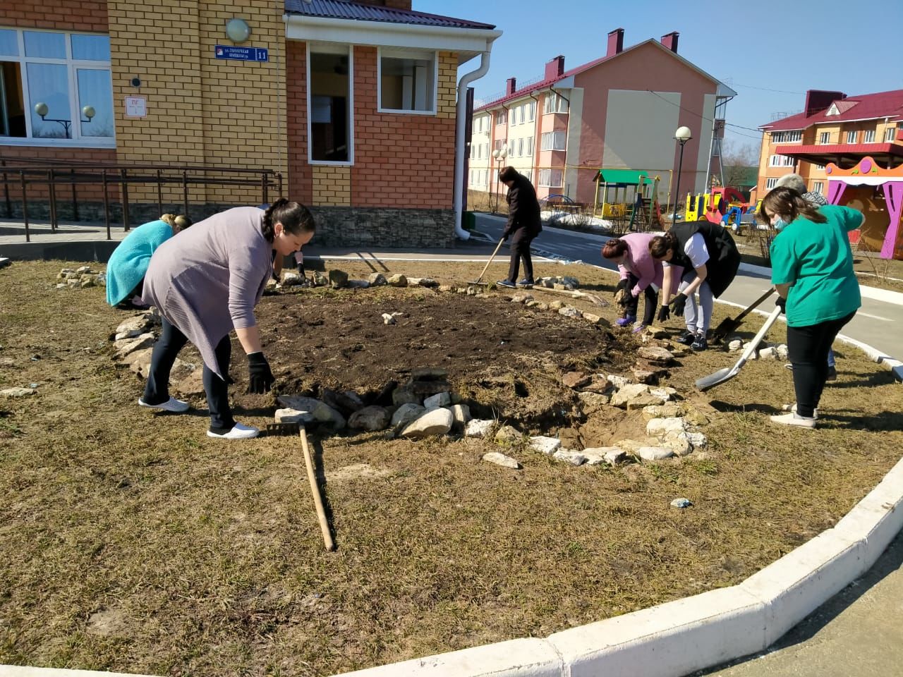 Коллектив Верхнеуслонского детского сада «Солнышко» принял участие в экологическом субботнике