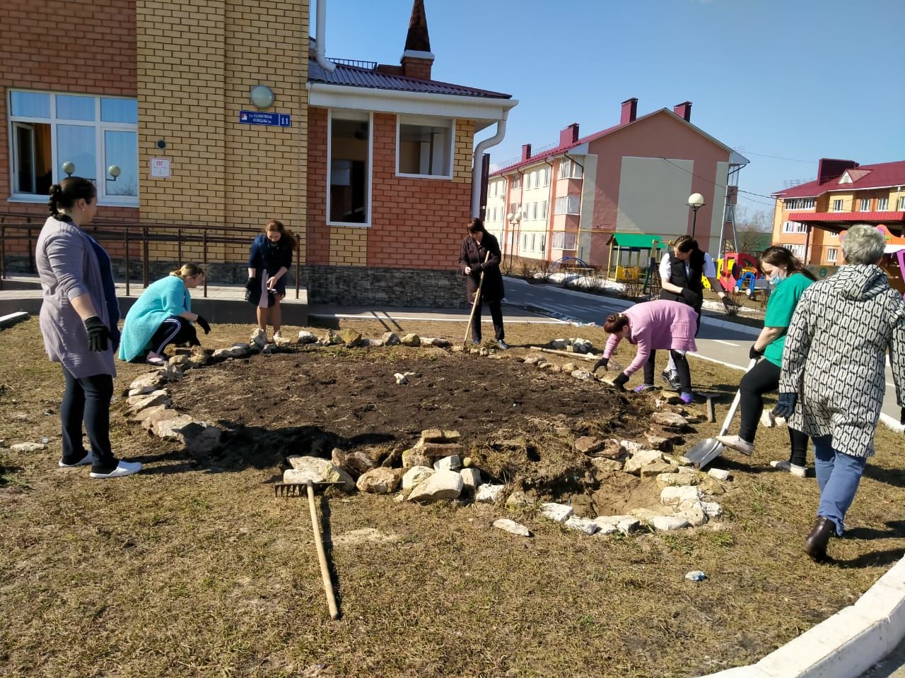 Коллектив Верхнеуслонского детского сада «Солнышко» принял участие в экологическом субботнике