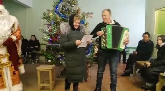 Вокальная группа "САФ" поздравила жителей пос.Никольский с Новым годом