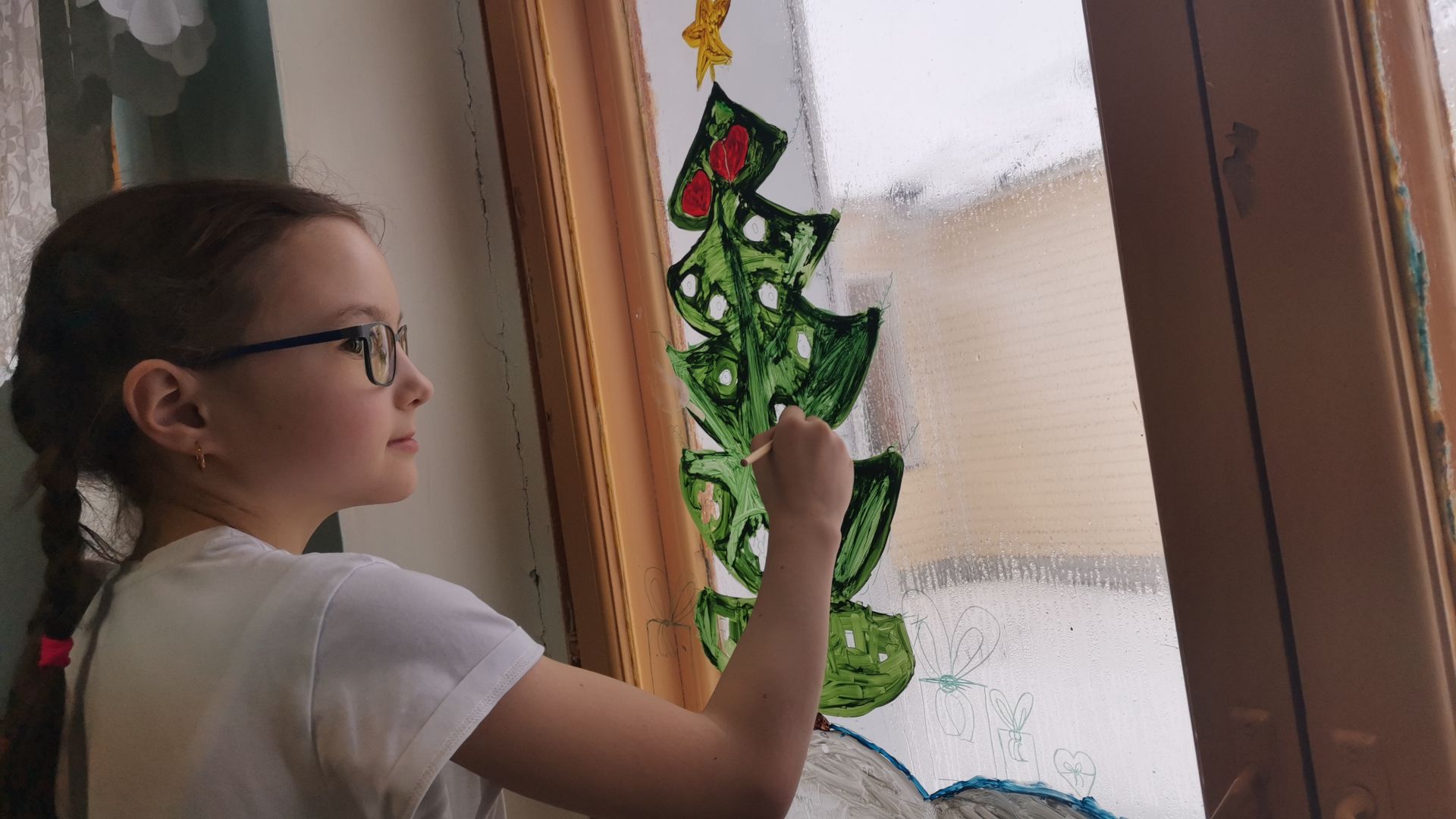 Окна в Коргузинской школе стали новогодними