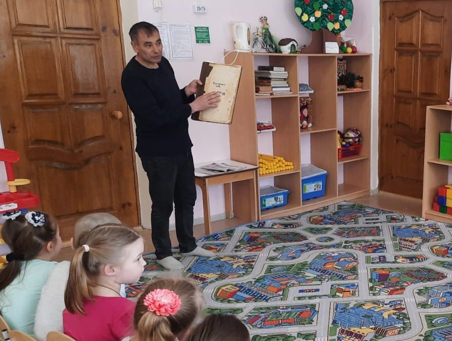 Воспитанникам детсада «Березка» рассказали о 90-летней истории «Волжской нови»