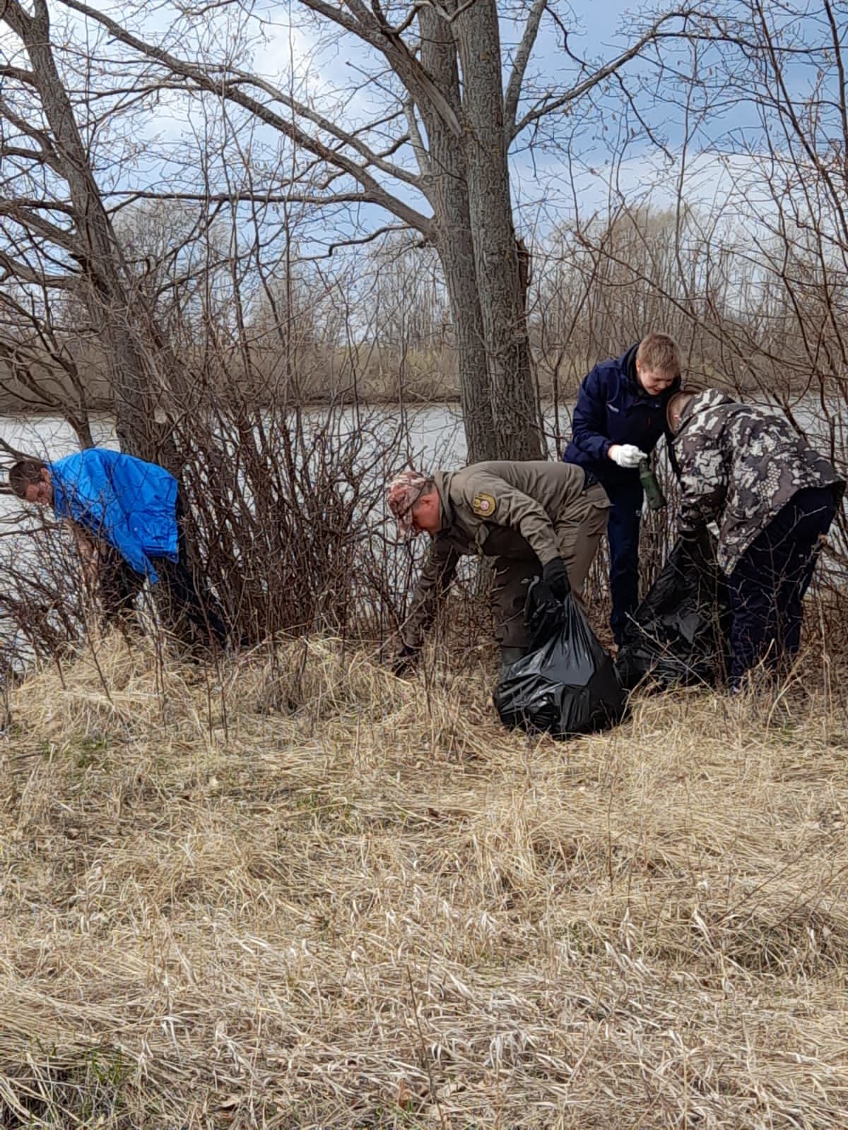 Кураловские школьники присоединились к акции «Чистый берег» и убрали от мусора побережье Свияги