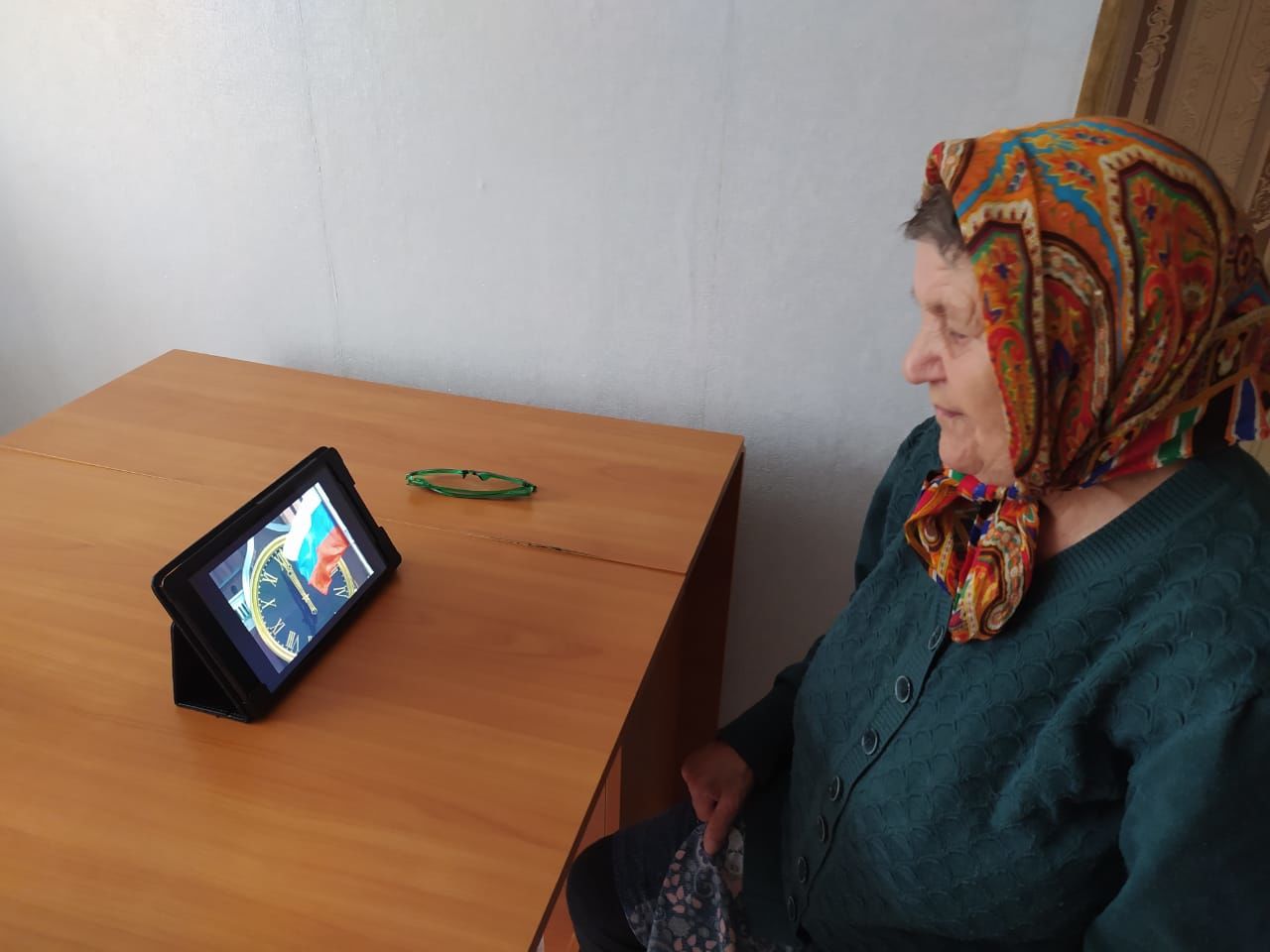 Соцработники показали своим подопечным видеоролик «Россия – Родина моя»