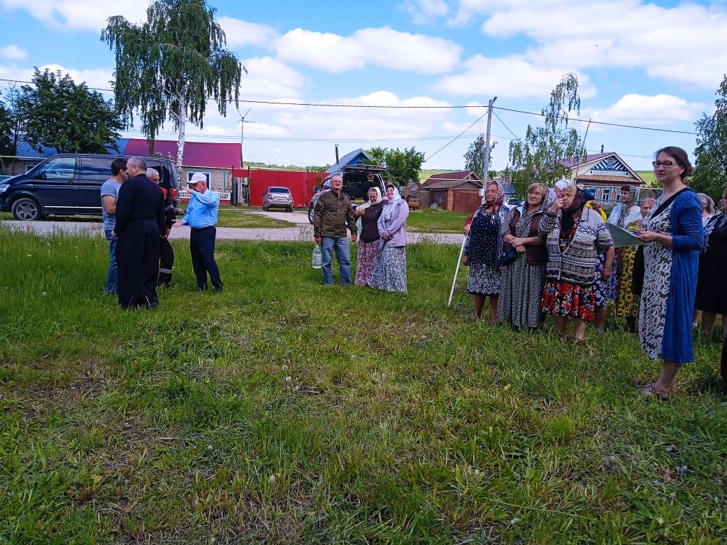 Жители Кильдеева собрались в старой церкви на панихиду
