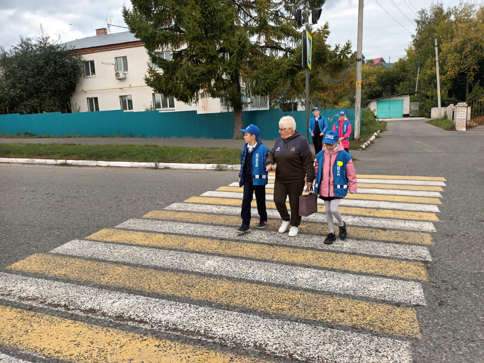 ЮИДовцы Верхнеуслонской школы провели акцию «Возьми ребенка за руку»