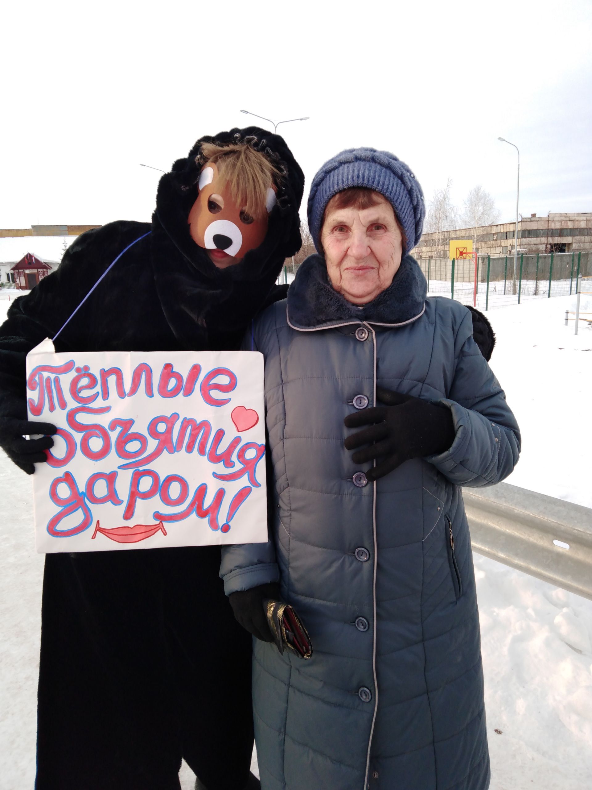 В Макулове провели уличную акцию #Дарю объятия