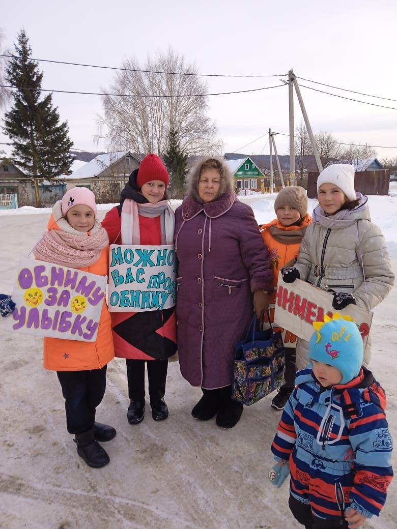 В Макулове провели уличную акцию #Дарю объятия