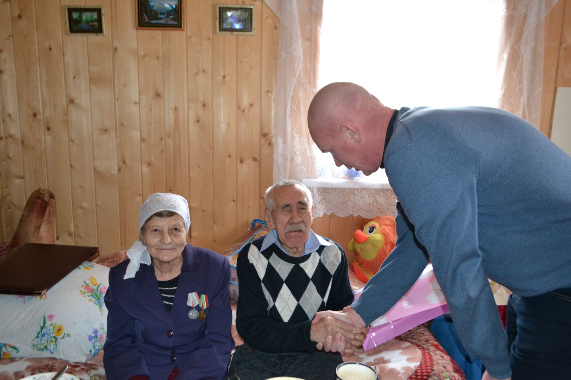 Супругов Ямаловых из д.Восточная Звезда поздравили с 50-летием совместной жизни
