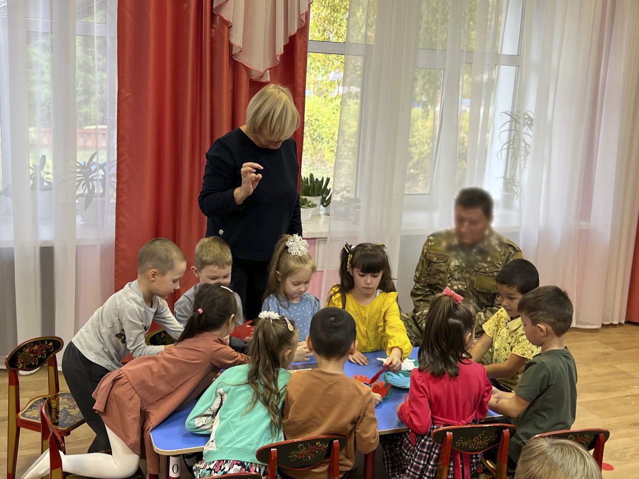 «Каенкай” балалар бакчасында тәрбияләнүчеләр МХОда катнашучыларны каршы алды