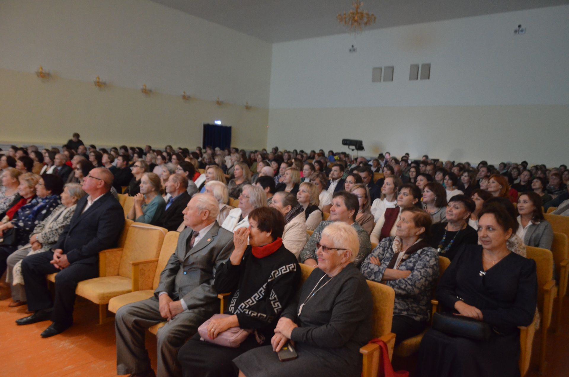 В Верхнем Услоне торжественно поздравили учителей