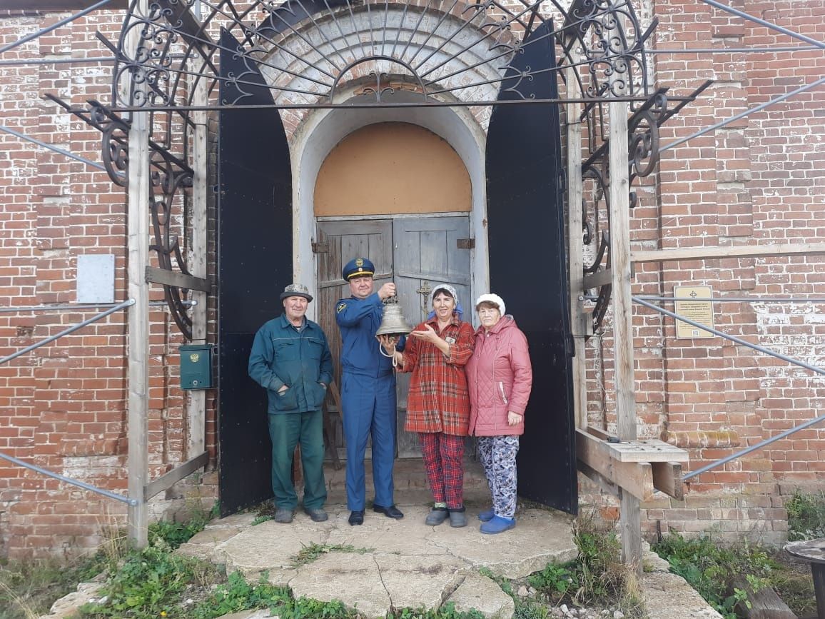 Верхнеуслонские пожарные передали храму в Каинках в дар старинный колокол