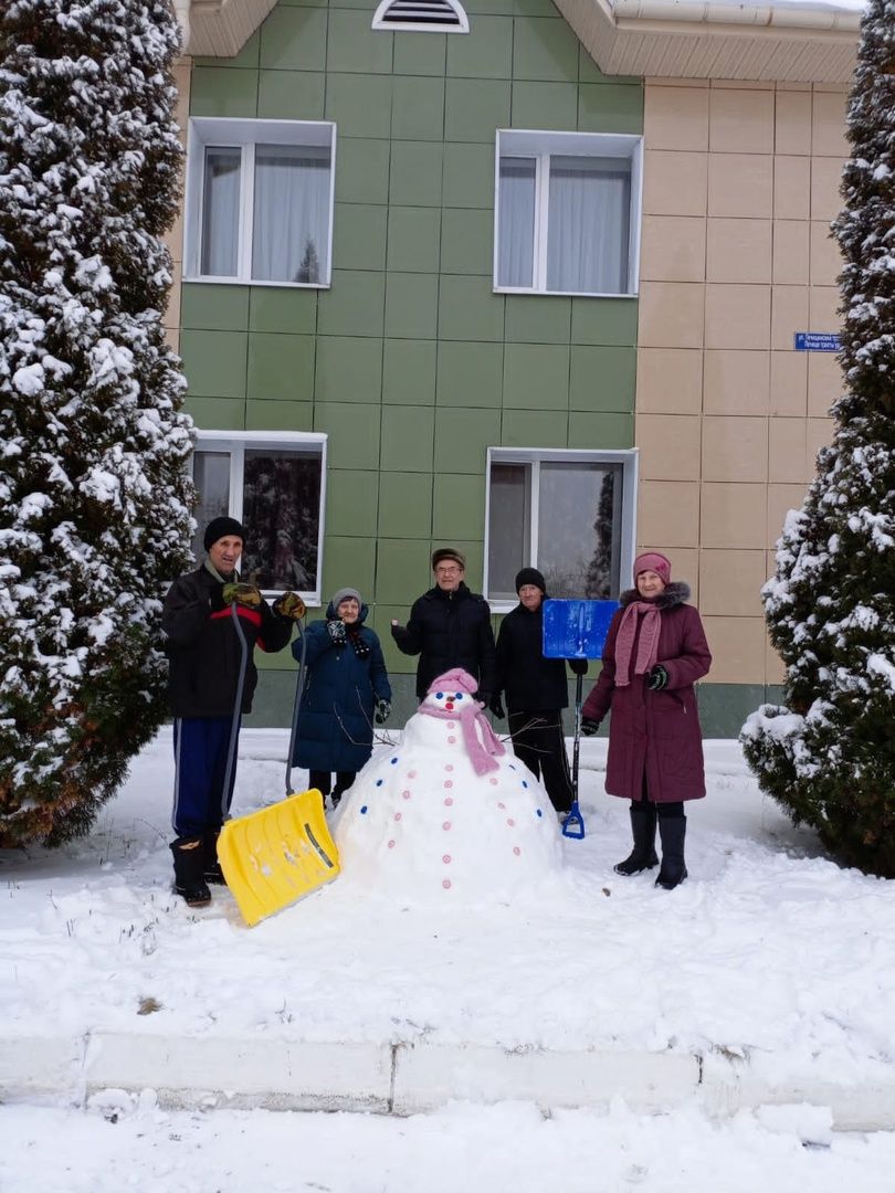 В Верхнеуслонском Доме-интернате появились фигуры из снега