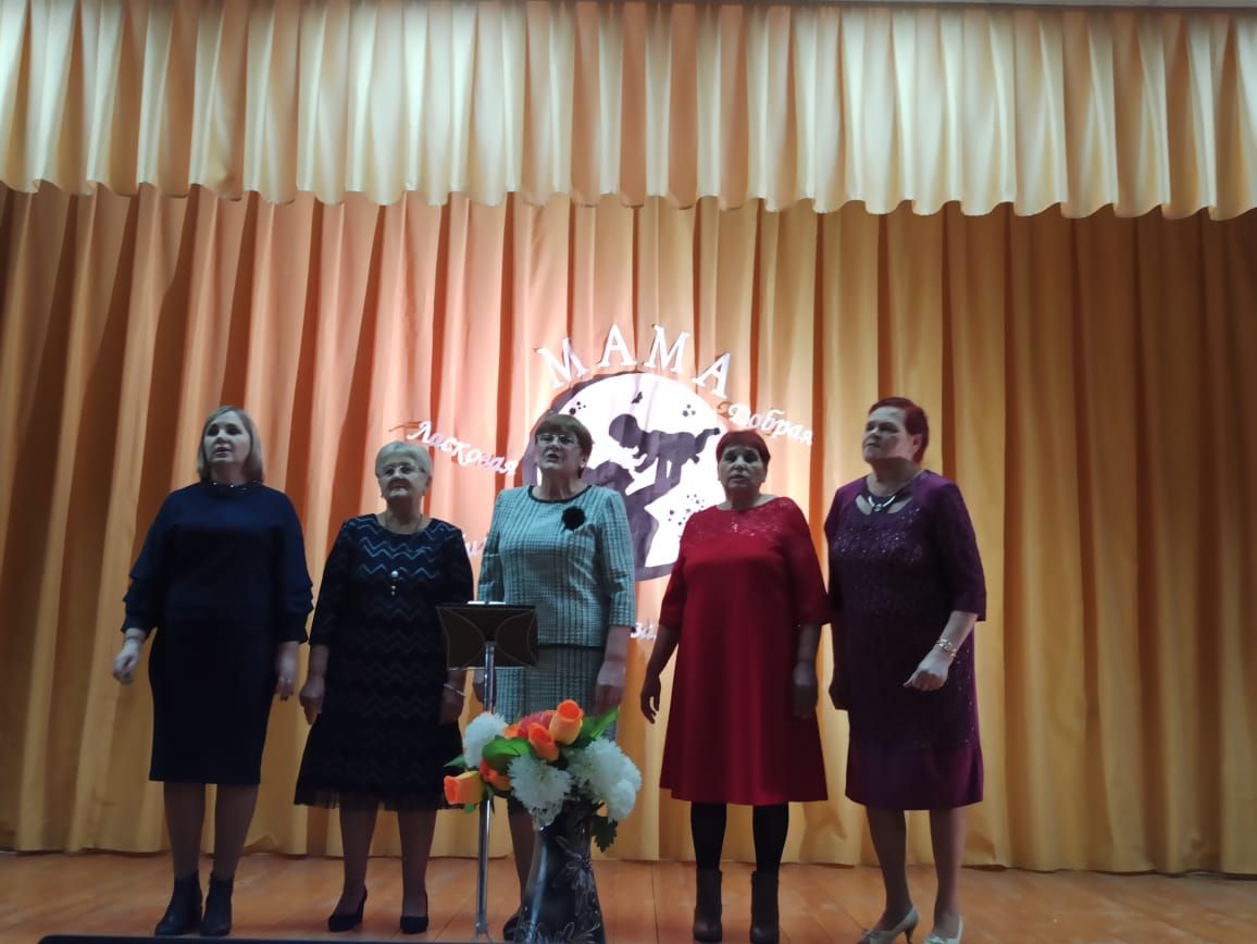 В Майдане мам поздравили песнями и стихами
