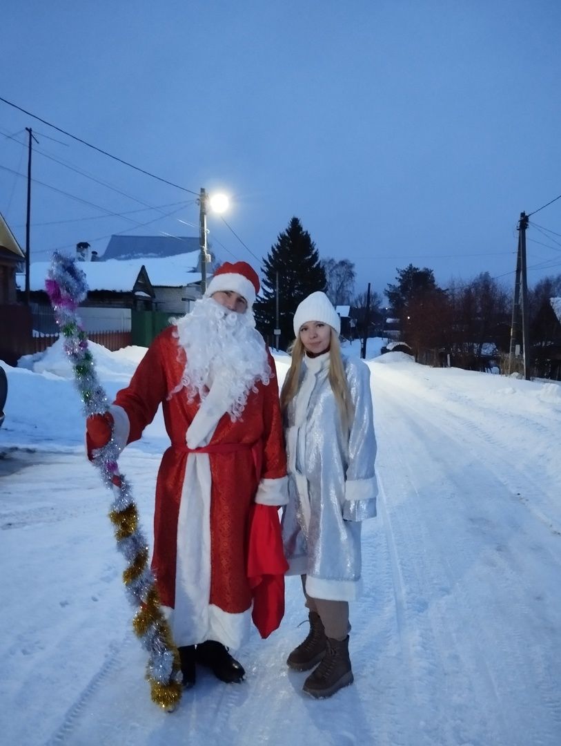 В Нижнем Услоне Дед Мороз и Снегурочка навестили местных жителей