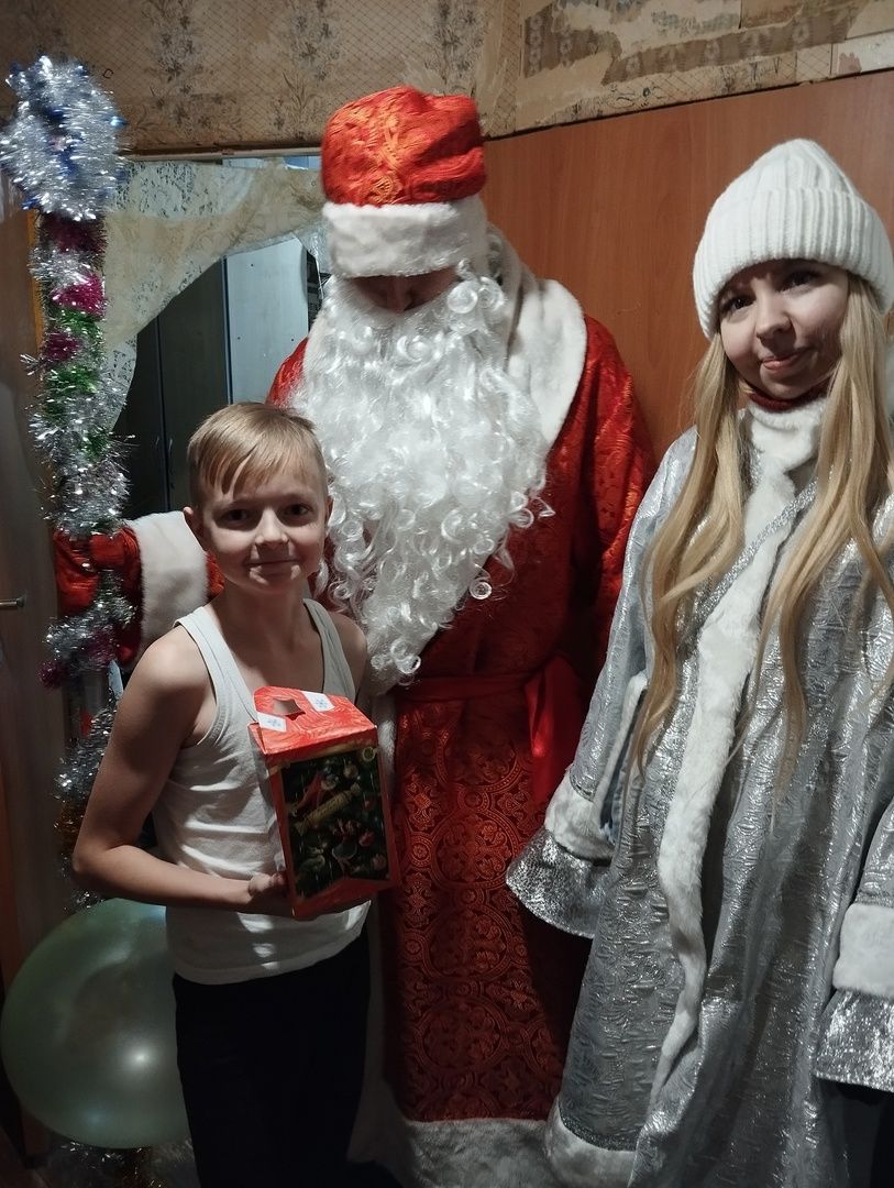 В Нижнем Услоне Дед Мороз и Снегурочка навестили местных жителей