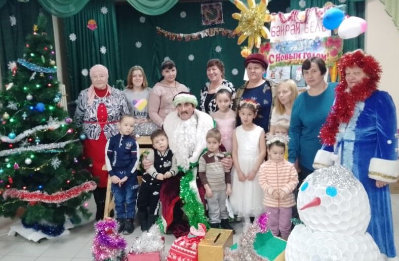 В Вахитове детей и взрослых пригласили в гости к Деду Морозу