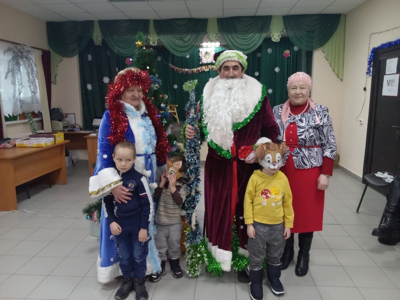 В Вахитове детей и взрослых пригласили в гости к Деду Морозу