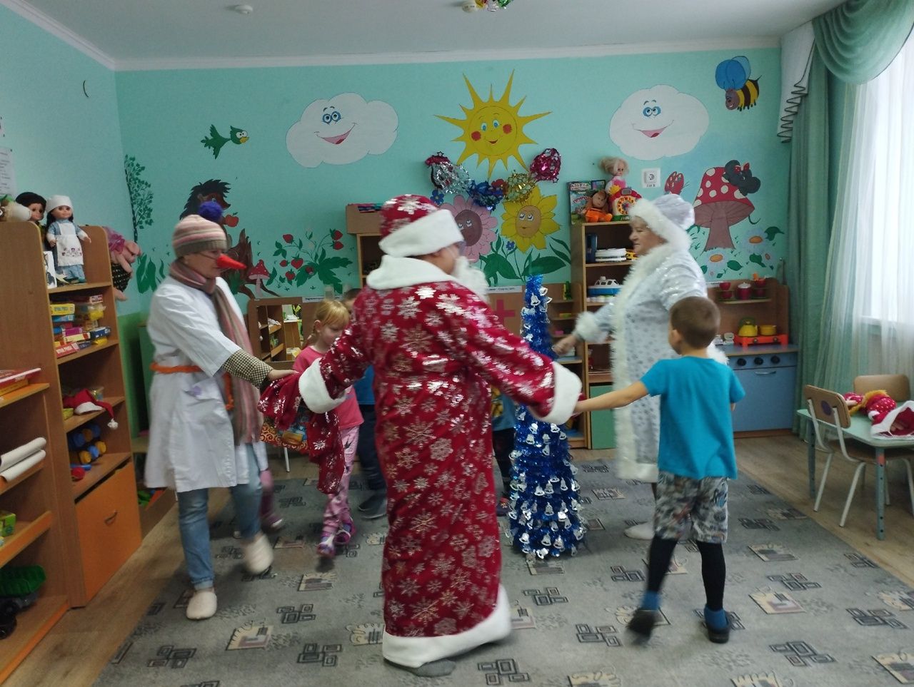К дошколятам в Ямбулатове пришел Дед Мороз и герои сказок