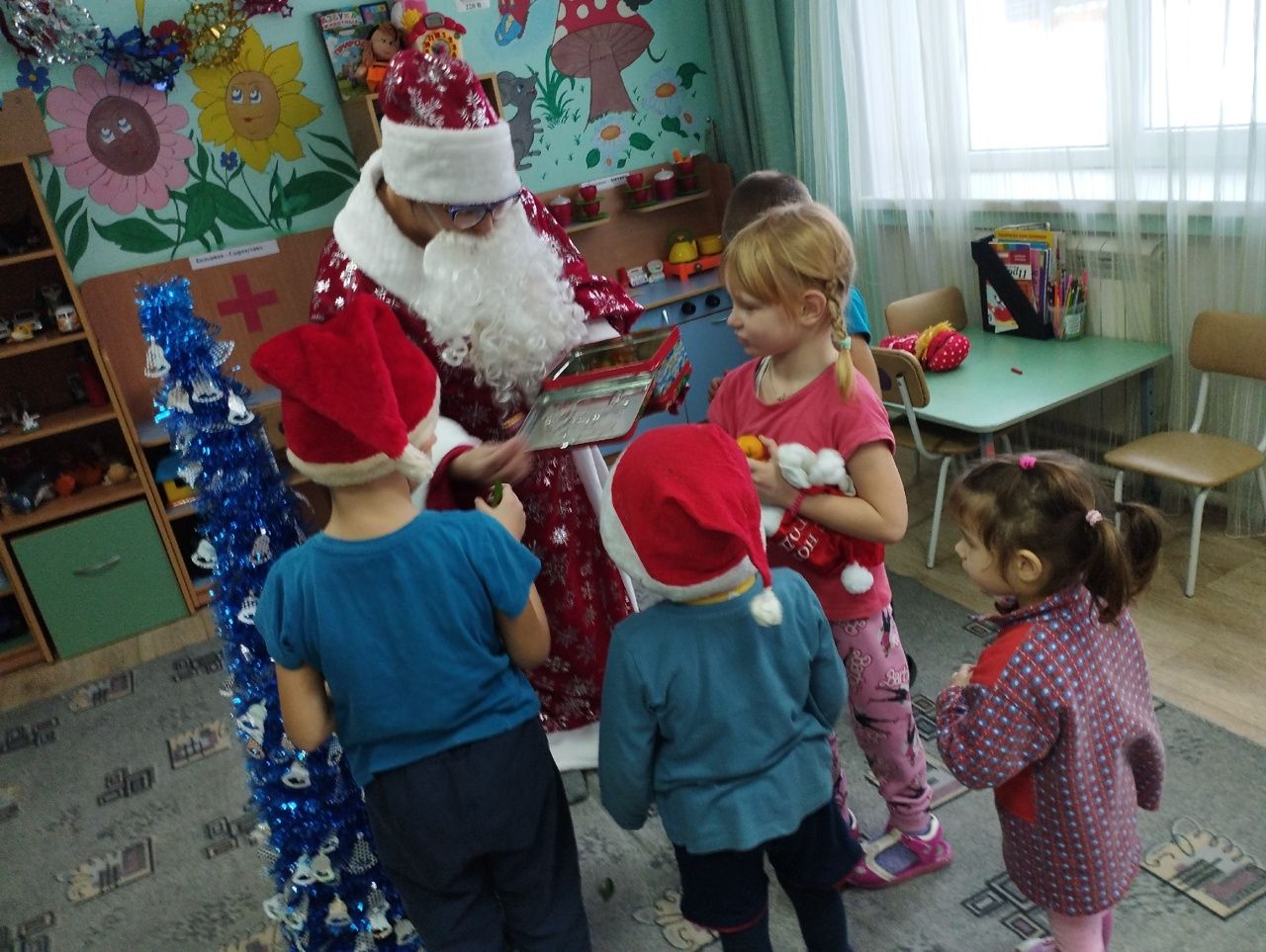 К дошколятам в Ямбулатове пришел Дед Мороз и герои сказок