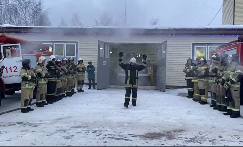 В Верхнем Услоне водителя пожарной машины трогательно проводили на пенсию