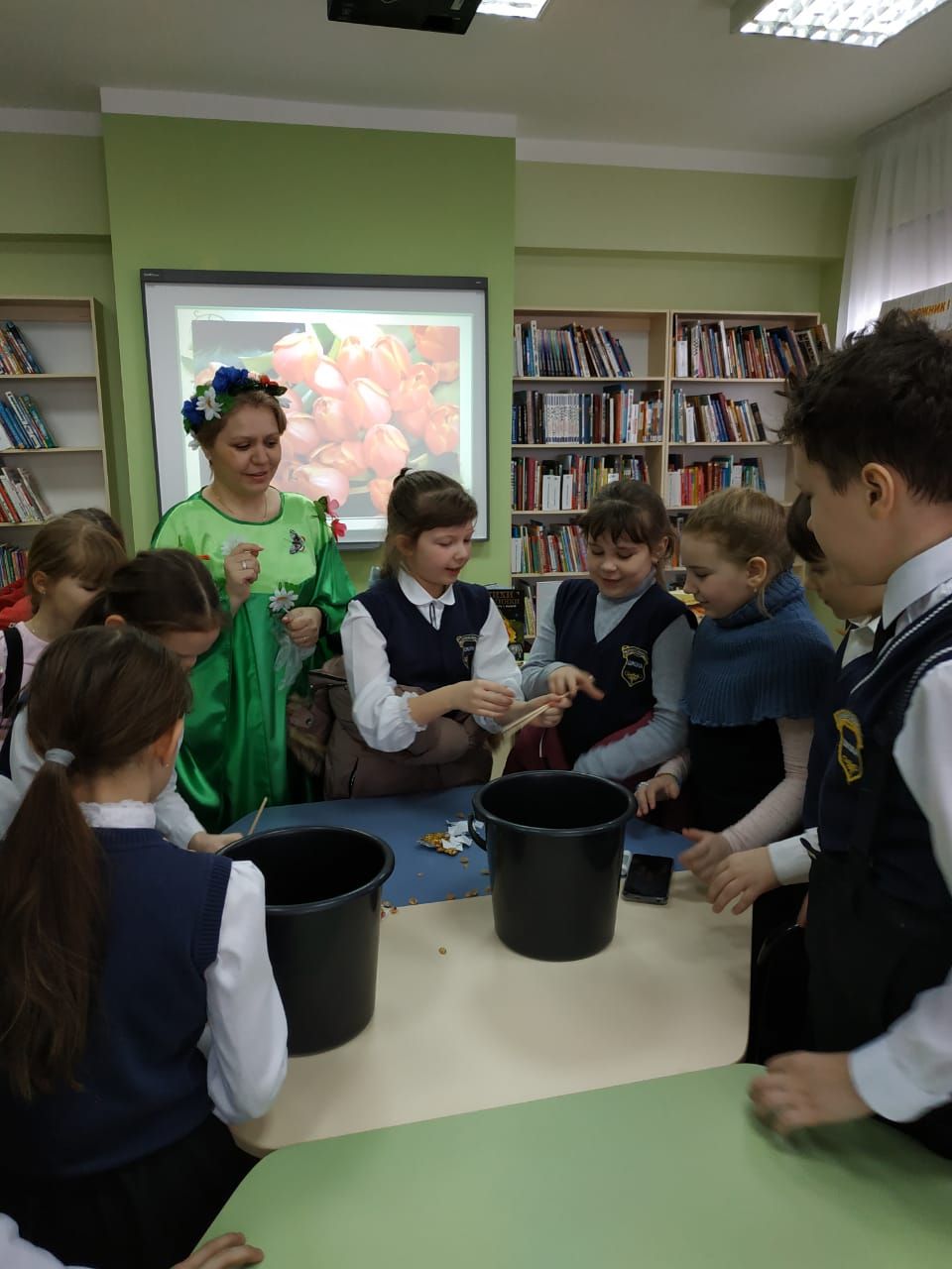 Сотрудники районной детской библиотеки подарили школьникам «День прекрасных королев»