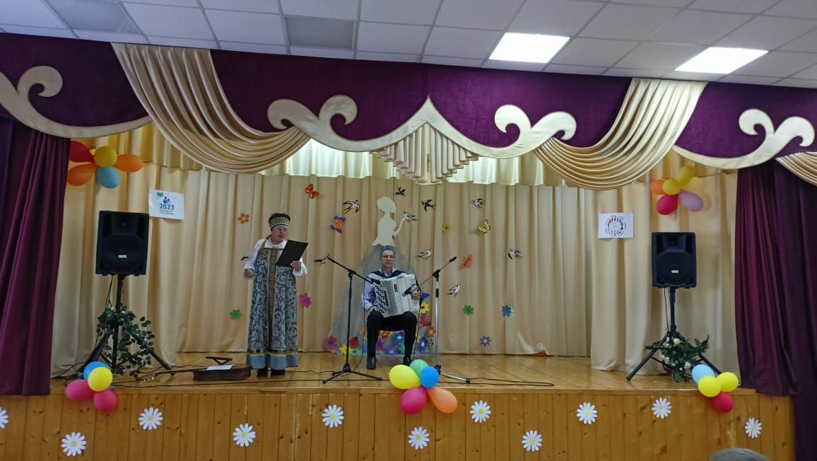 В Кильдееве глава сельского поселения поздравил односельчанок с наступающим 8 марта