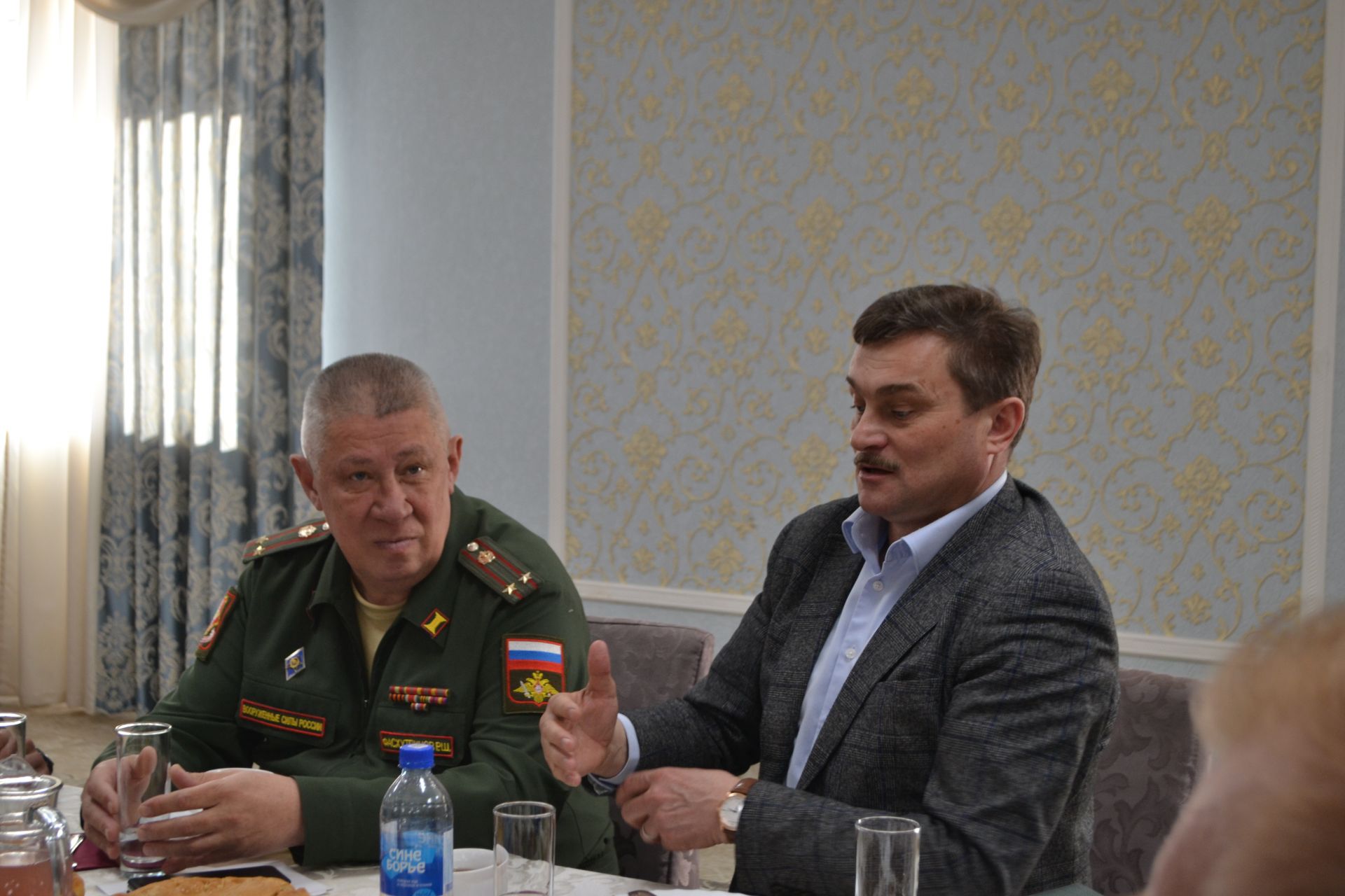 Марат Зиатдинов встретился с военнослужащими земляками, вернувшимися домой в отпуск