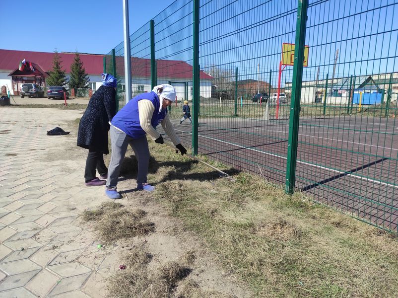 Глава Верхнеуслонского района личным примером сподвиг односельчан выйти на субботник