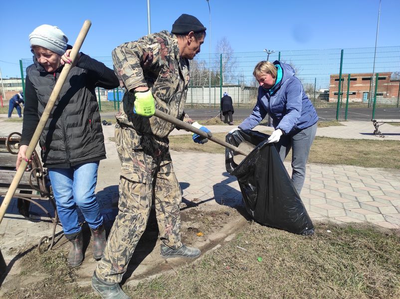 Глава Верхнеуслонского района личным примером сподвиг односельчан выйти на субботник