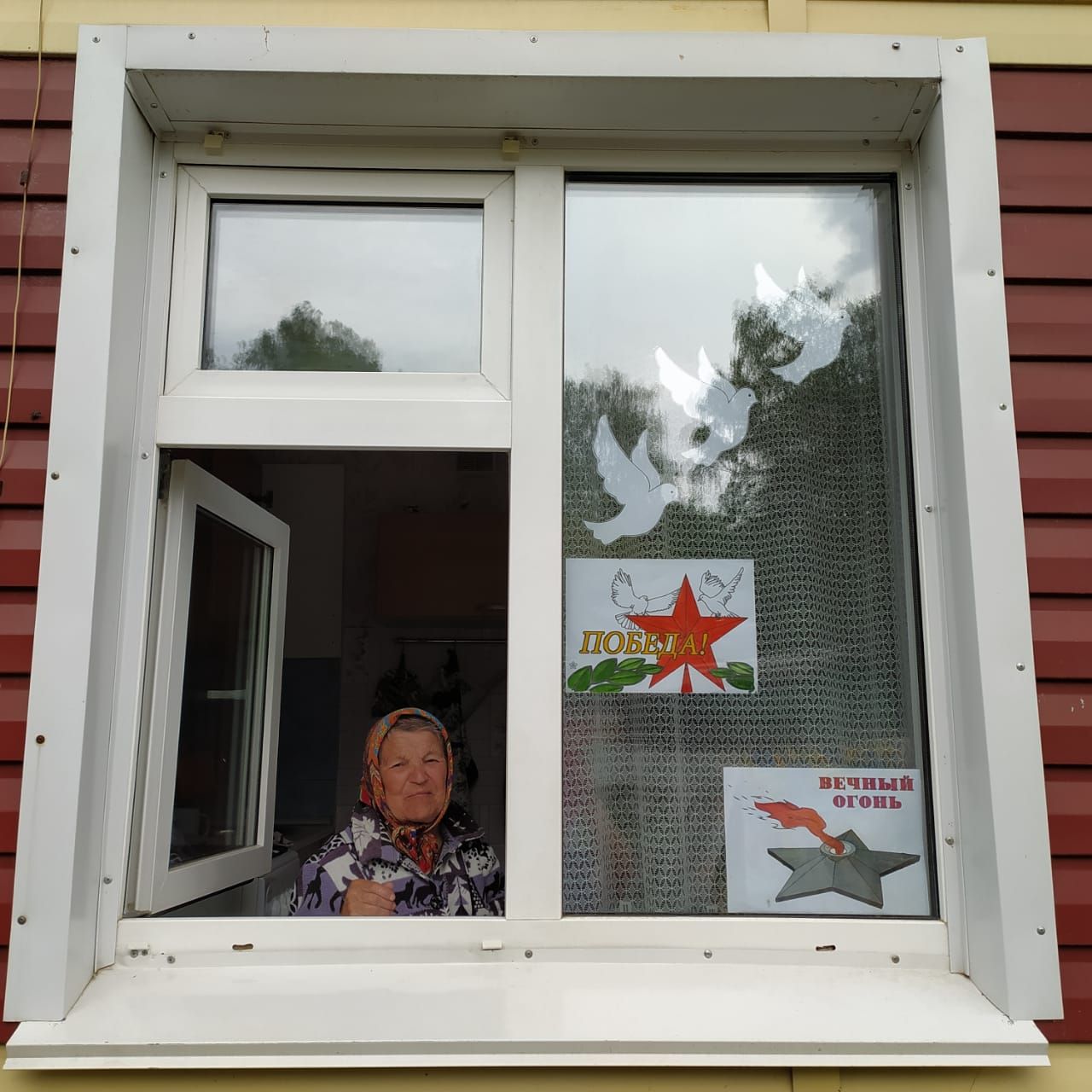 В Верхнеуслонском районе подопечные соцработников поддержали акцию «Окна Победы»