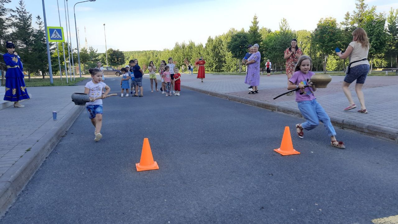 Мәдәният һәм ял паркында  халык уеннары белән танышу кичәсе үтте