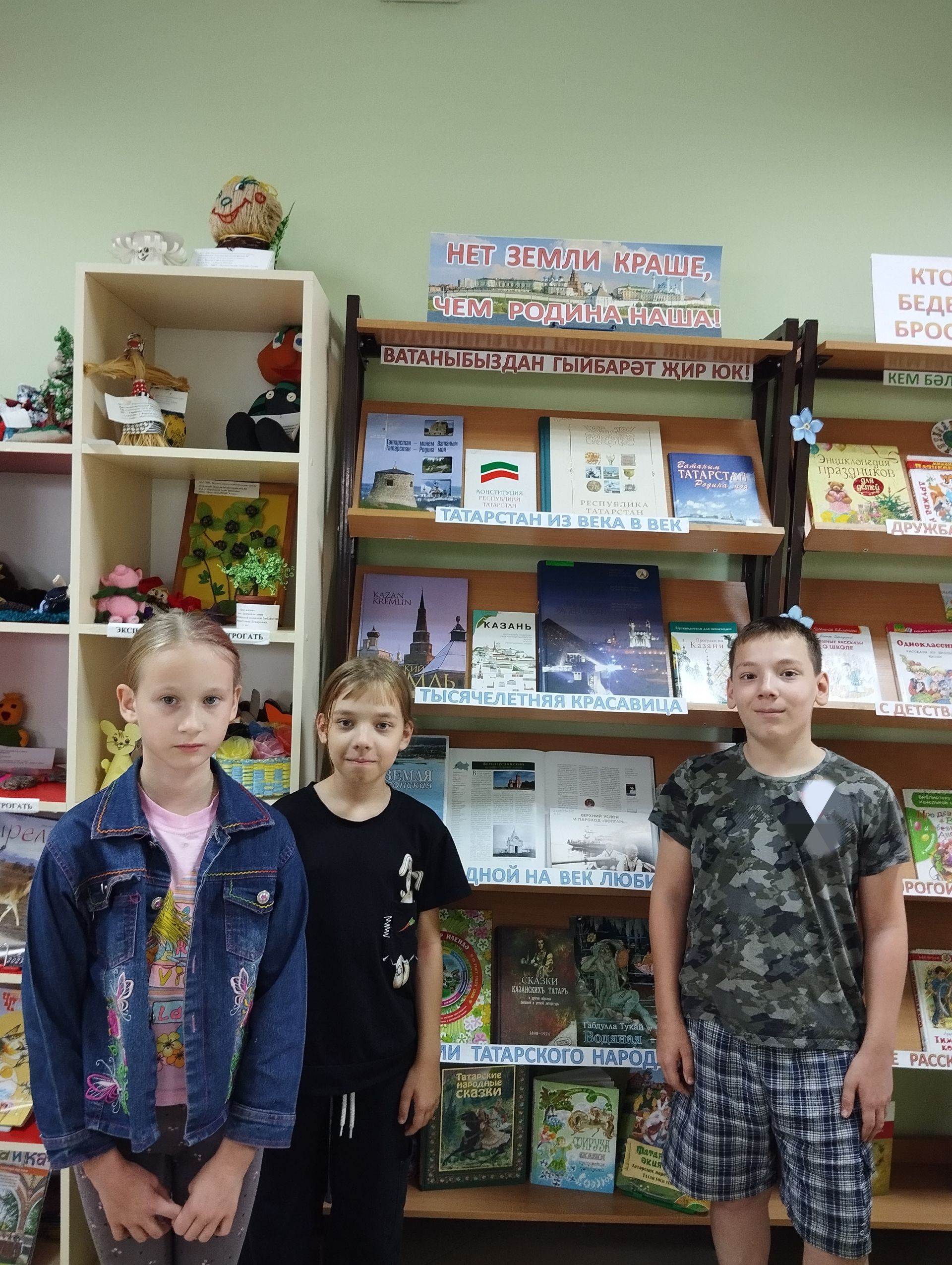 В детской библиотеке оформлена книжная выставка к Дню Республики