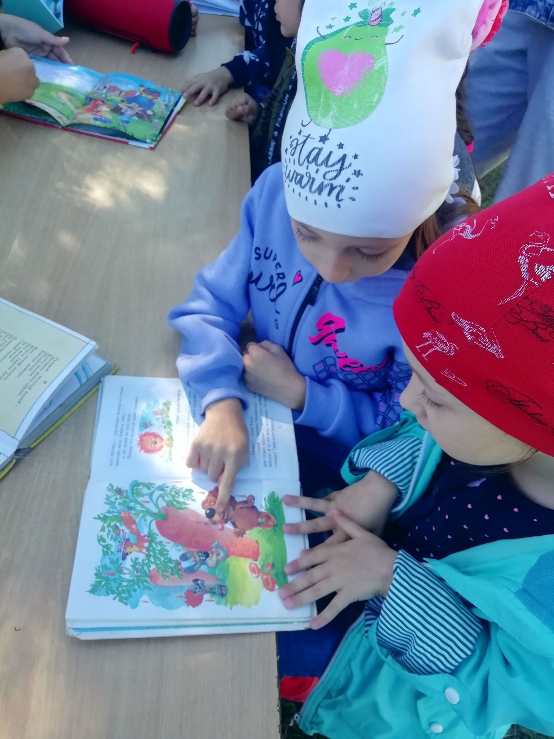 Верхнеуслонская детская библиотека в очередной раз принимает участие в Международной акции «Книжка на ладошке -2023»