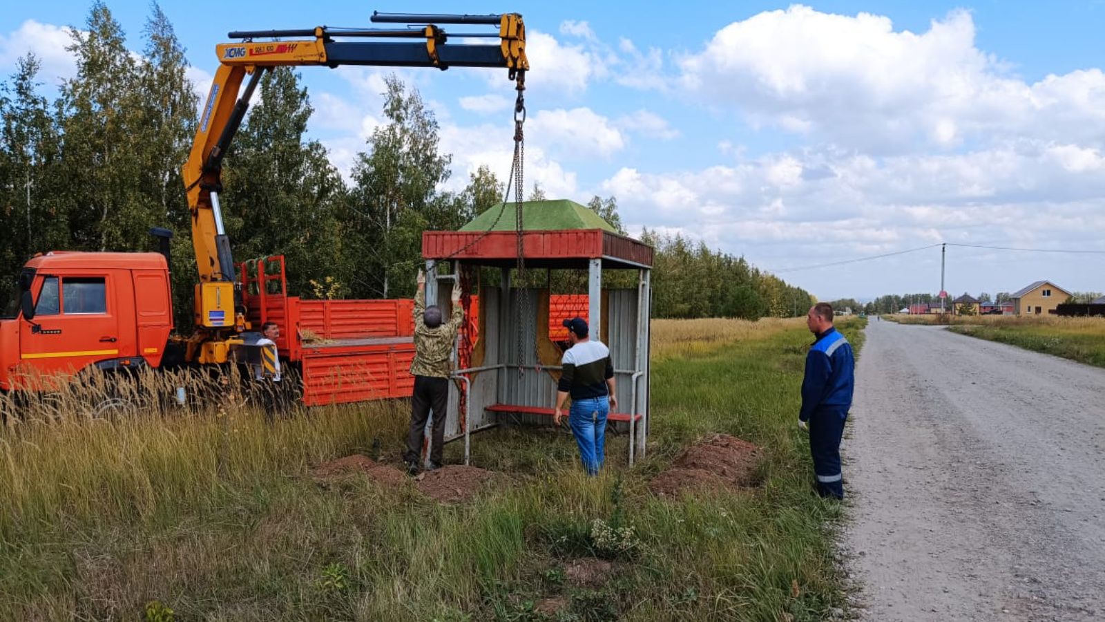 В микрорайоне «Сады-3» села Верхний Услон установили остановочные павильоны