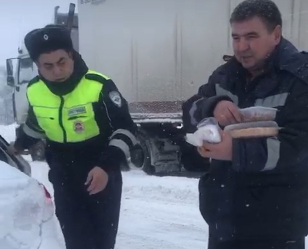 Автоинспекторы в Верхнеуслонском районе обеспечили водителей продуктами питания