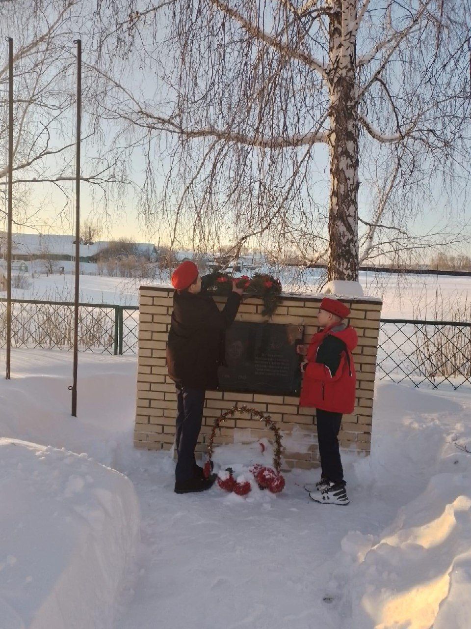 Макуловские школьники почтили память Героя Советского Союза Алексея Исаева