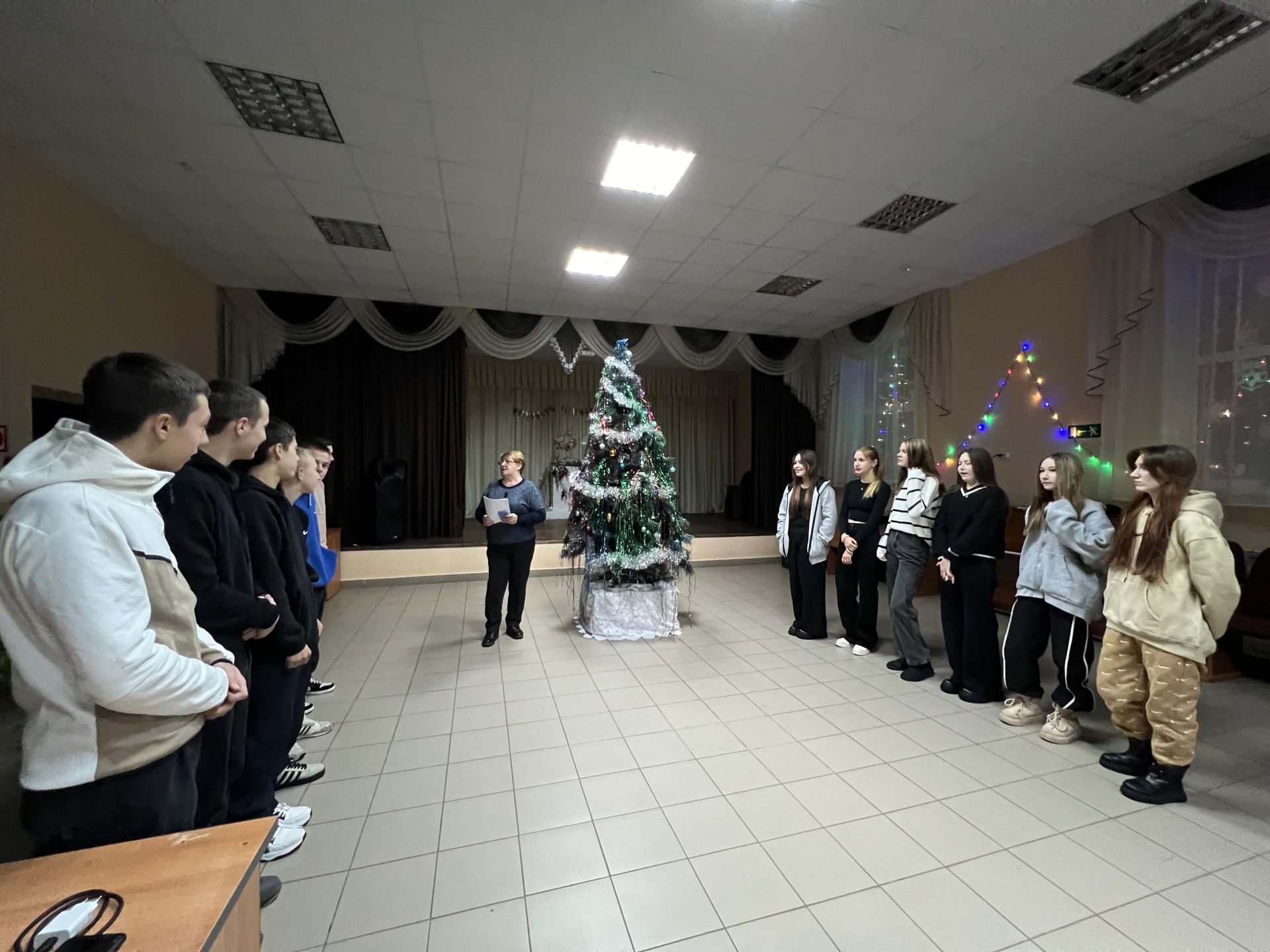 Макуловским подросткам в сельском Доме культуры рассказали о Новом годе и Рождестве