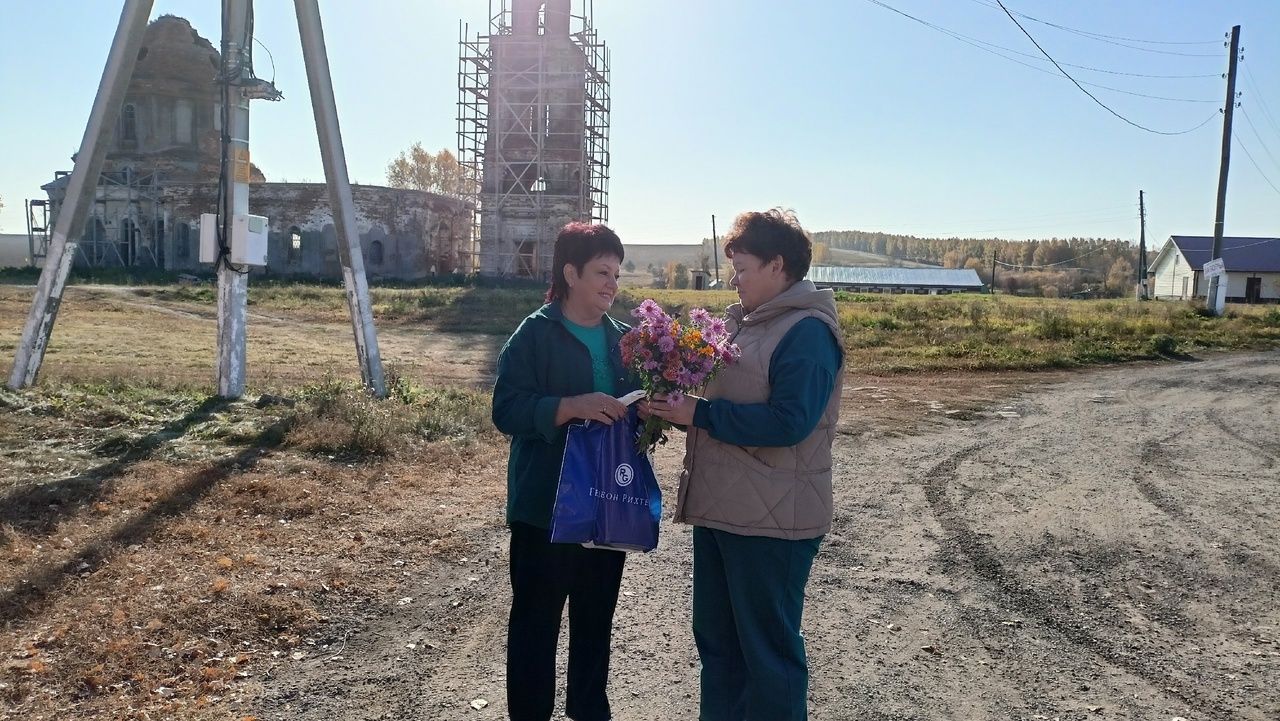 В Кильдееве поздравили педагогов-ветеранов с Днем Учителя