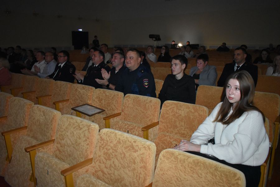 В Верхнеуслонском районном Доме культуры чествовали сотрудников полиции