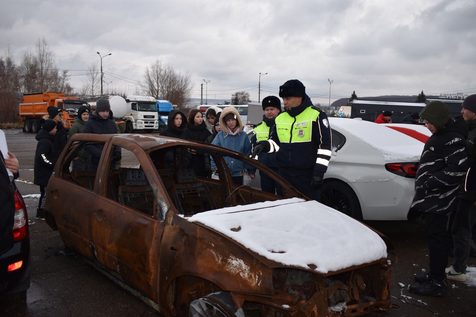 Верхнеуслонским подросткам показали «кладбище автомобилей»