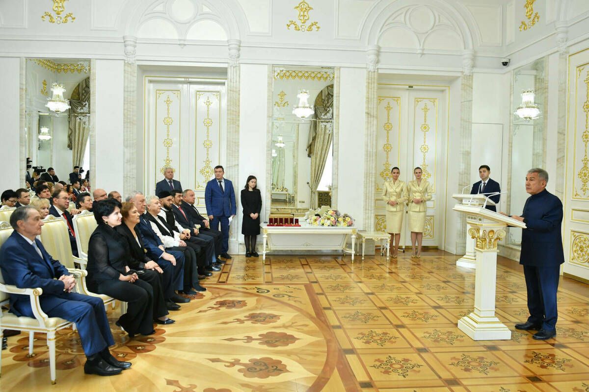 Минниханов вручил госнаграды за вклад в развитие гражданского общества