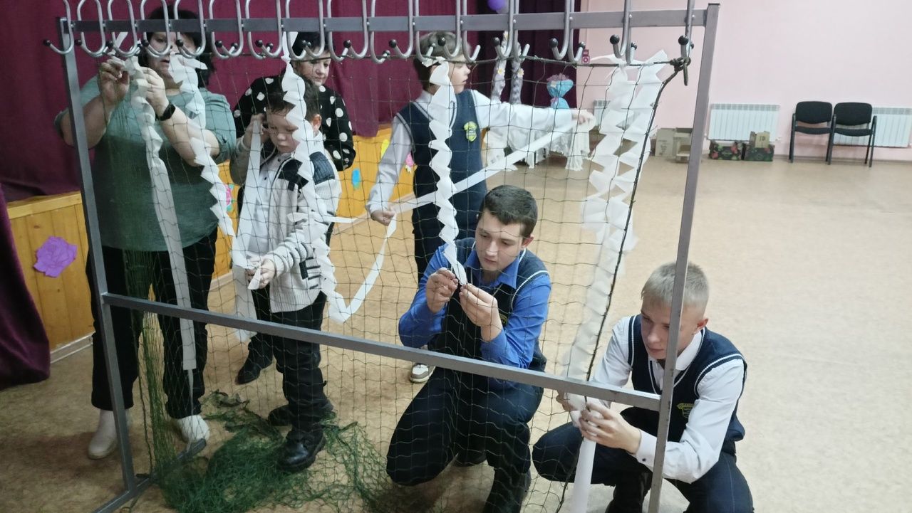 В Кильдееве дети и взрослые приступили к плетению маскировочных сетей