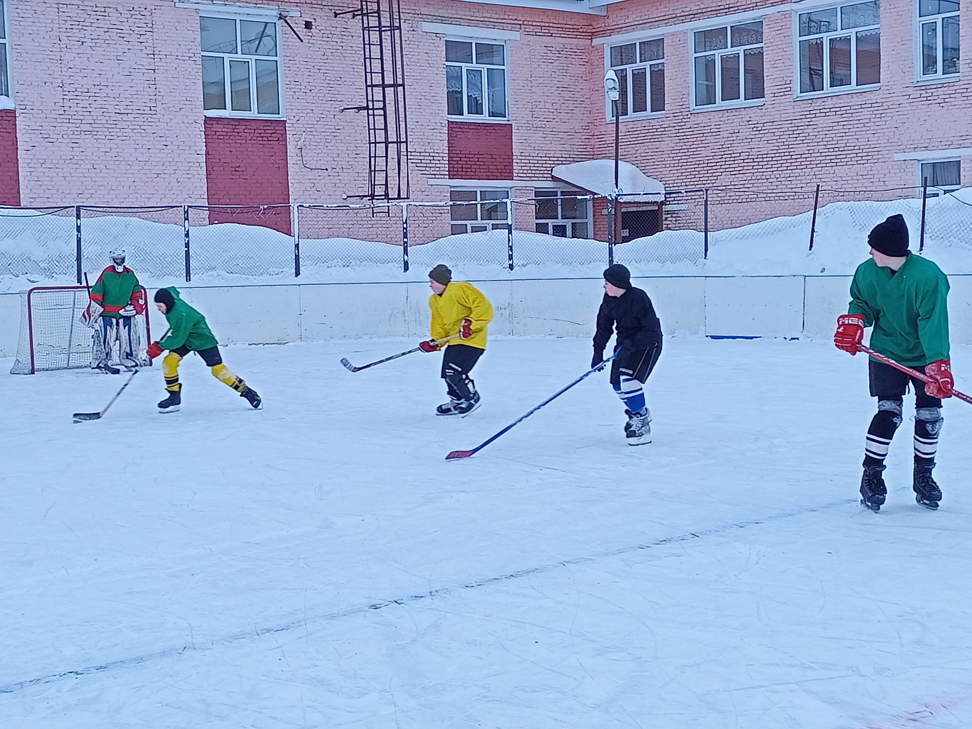 В Макулове продолжается хоккейный турнир