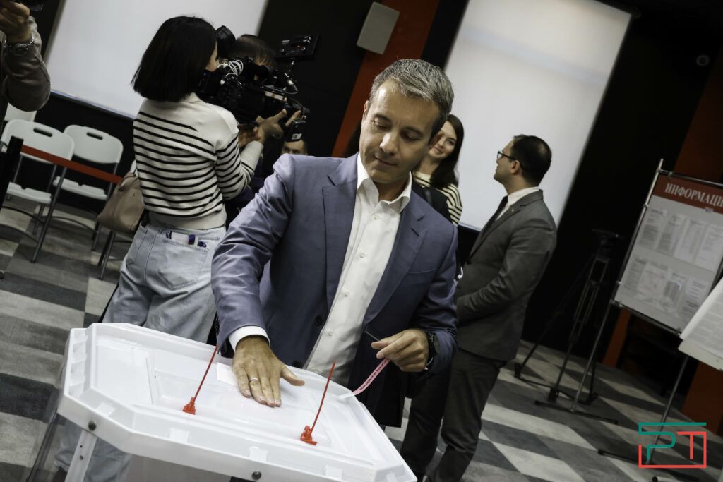 В Иннополисе на избирательном участке голосующих встречает робособака