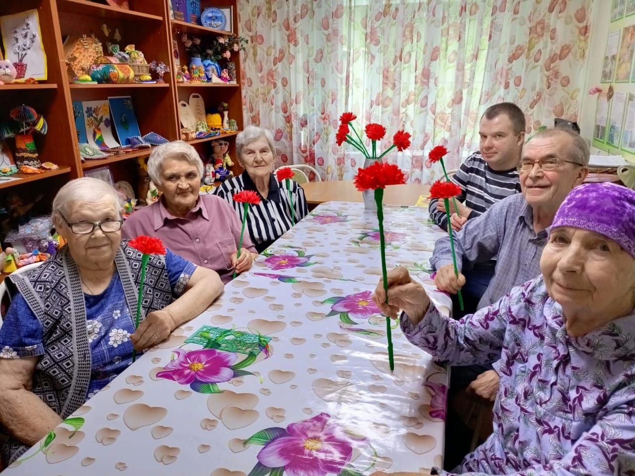 Кызыл канәфер - бәйрәм символы