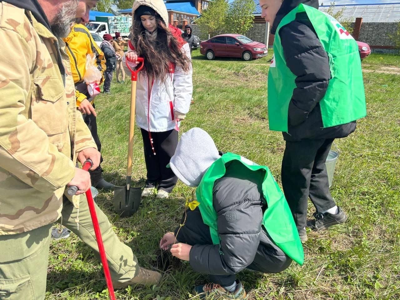 11 май - Бөтендөнья Агач утырту көне