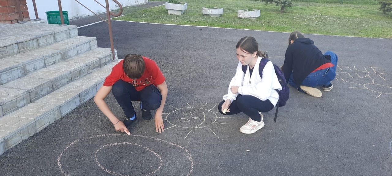 В Кильдееве дети с удовольствием рисуют на асфальте