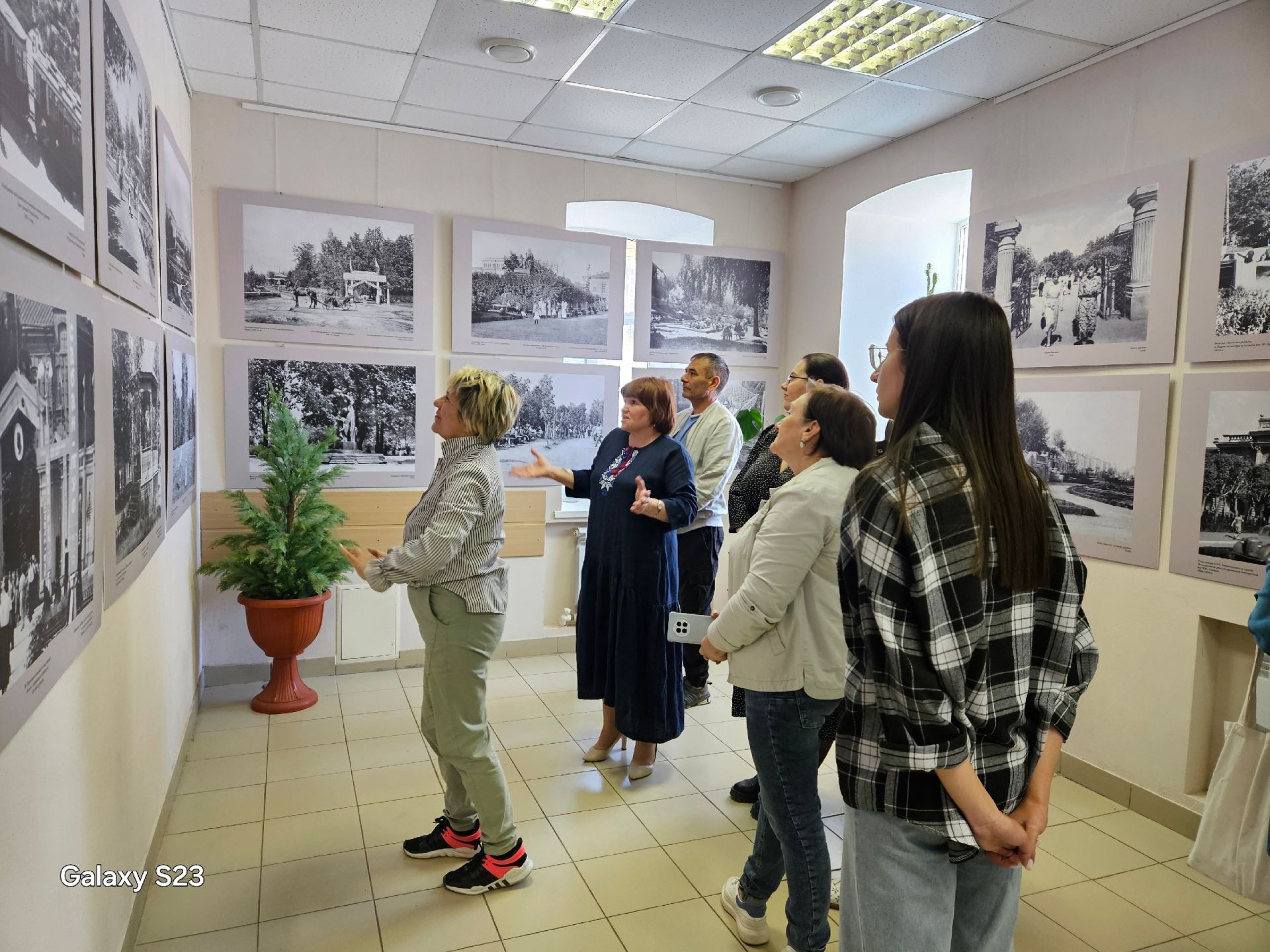 В музее Янки Купалы в Печищах открылась уникальная фотовыставка «Сады и парки»